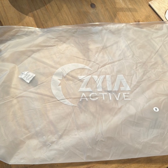 Zyia Active ~ Red Reversible Hooded Jacket Small new with tags and garment bag - Picture 6 of 6